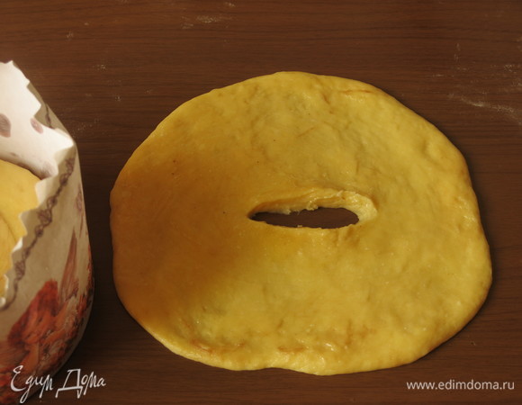 В раскатанном тесте делаем надрез посередине.