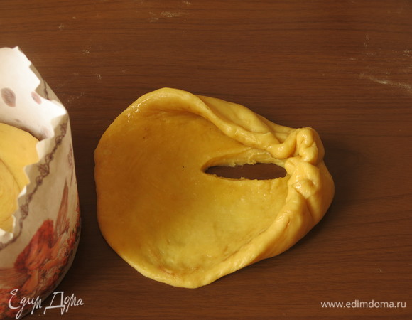 Делаем складки на тесте, собираем по кругу.