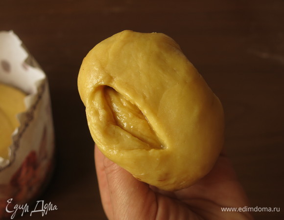 Выворачиваем тесто с обратной стороны через прорезь.