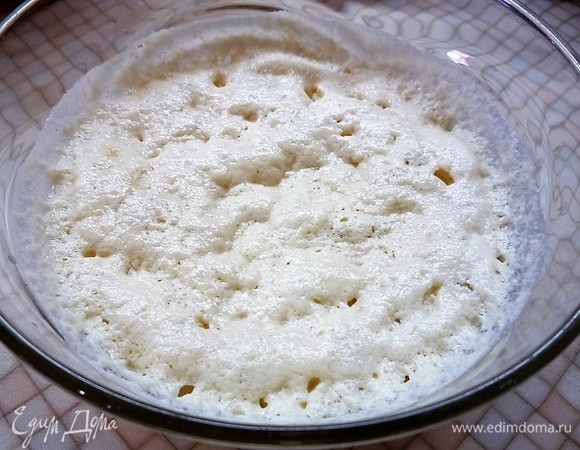 Приготовим опару. В глубокую чашку наливаем теплое молоко, растворяем в нем дрожжи, добавляем 1 чайную ложку сахара, 30 граммов муки, перемешиваем венчиком, накрываем кухонным полотенцем и убираем в теплое место на 40 минут. За это время дрожжи должны активизироваться, опара поднимается шапочкой.