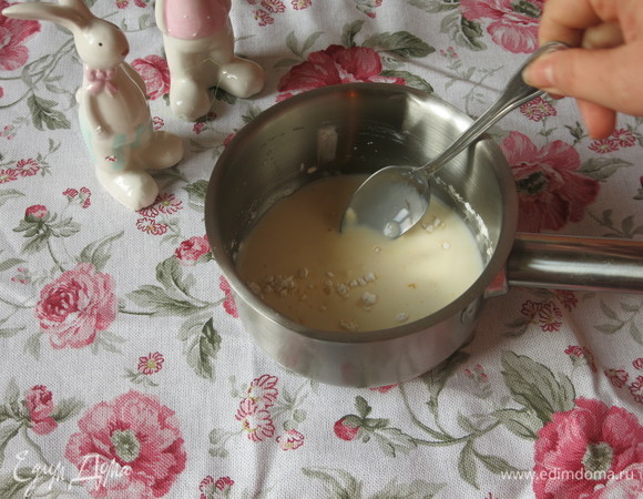 Соединяем молоко (4 ст. л.) с пудингом. Оставшееся молоко соединяем с сахаром, доводим до кипения.