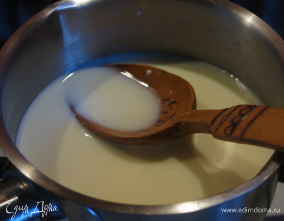 Вливаем пудинг в молоко, помешиваем и варим минуту до загустения.