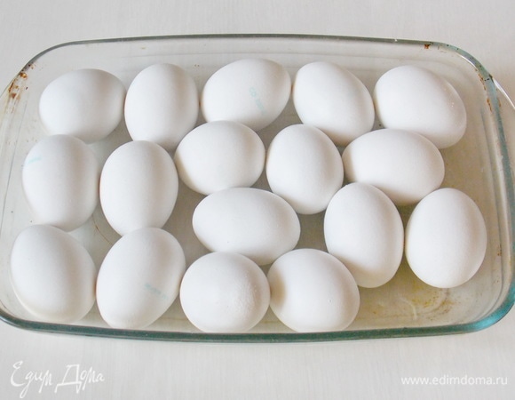 Яйца хорошенько вымойте и положите в большую кастрюлю и залейте водой. Яйца в посуде должны располагаться свободно и в большом количестве воды. Добавьте соль и доведите до кипения на медленном огне. Варите яйца в течение 15–20 минут. Снимите, аккуратно слейте воду и залейте яйца холодной водой. Это позволит остановить варку внутри и избавит поверхность скорлупы от соли. Вытрите насухо.