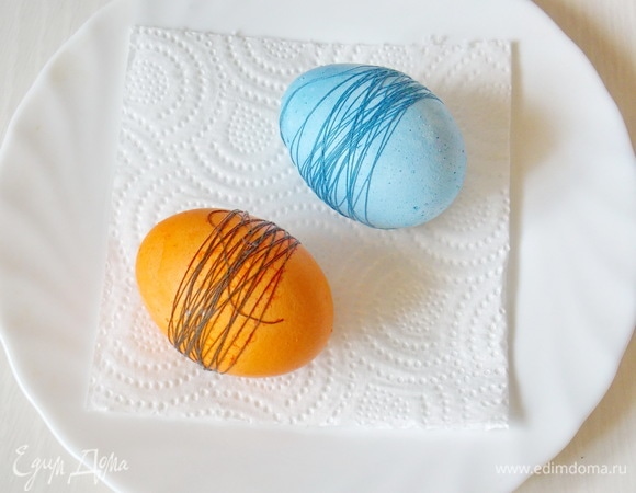 Все манипуляции будем производить именно с таким раствором красок, поэтому писать каждый раз не буду. В кипяченой воде разведите пищевой краситель любого цвета, добавьте уксус и перемешайте. Опустите яйца и держите от 10 до 30 минут. Все зависит от вашего желания насыщенности цвета. Выложите на бумажное полотенце и дайте высохнуть.