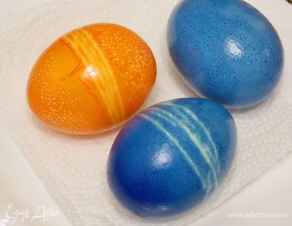 Опустите в краску и держите в ней от 10 до 30 минут. Переложите на бумажное полотенце и дайте высохнуть. Убирите шпагат.