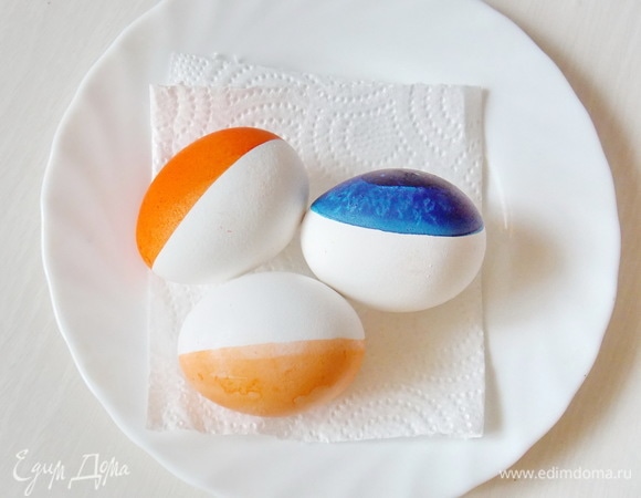 Выкладывайте крашеной стороной на бумагу и дайте полностью высохнуть. Вот такие они получаются, половинчатые.