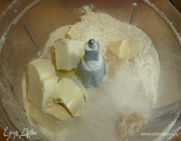 Добавить нарезанное холодное сливочное масло. Измельчить в крошку. Если нет комбайна, можно растереть руками.