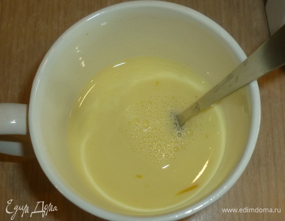 Подогреть молоко (но не выше 40°C). Смешать с яйцом.