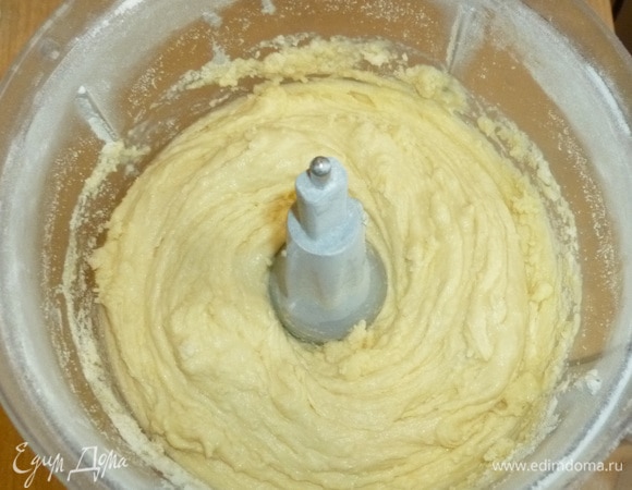 Влить молочную смесь в мучную. Тесто убрать под пленку на ночь в холодильник.