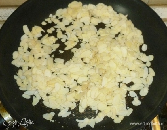 Начинка. Миндальные лепестки подрумянить на сухой сковороде. Остудить.