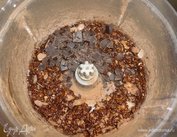 Шоколад нарезать маленькими кубиками, смешать с начинкой.