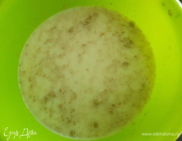 В теплое молоко всыпать сахар, соль, дрожжи и перемешать. Влить теплые сливки и подсолнечное масло.