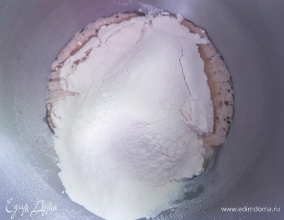 Всыпать ванилин Haas и просеянную муку, замесить мягкое тесто, вымешивать минут 10.