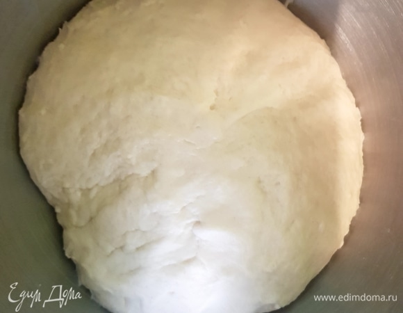 Накрыть посуду с тестом пищевой пленкой и убрать в теплое место на 1 час.