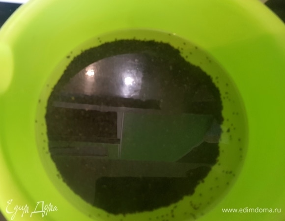 Пока тесто подходит, приготовим начинку. Мак залить кипятком, накрыть крышкой и оставить на 20 минут. Слить воду.