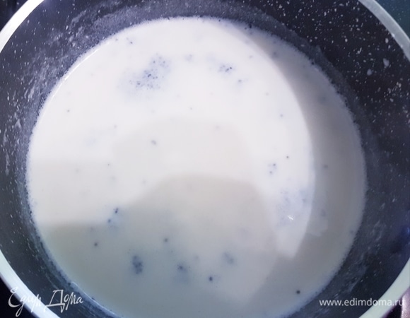 Мак залить молоком и кипятить на медленном огне 15 минут, постоянно помешивая.