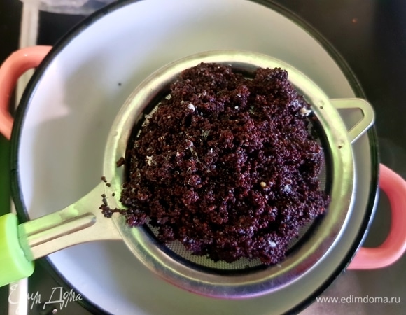 Мак выложить в мелкое сито и дать стечь молоку.