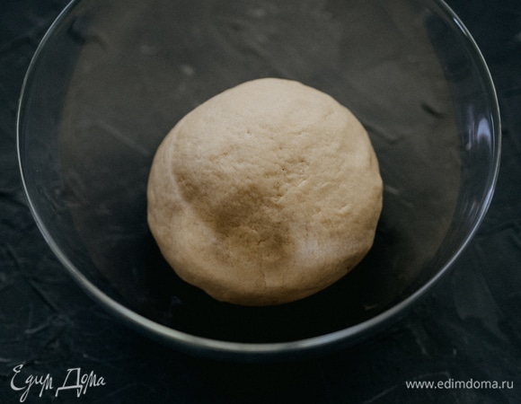 Замешиваем тесто. Оно не должно быть слишком мягким, иначе при раскатывании и переносе тортильи на сковороду она будет рваться. Накройте полотенцем и оставьте на полчаса. Тесто станет более эластичным и будет легче раскатываться.