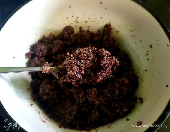 Пробить мак блендером, всыпать сахар и перемешать.