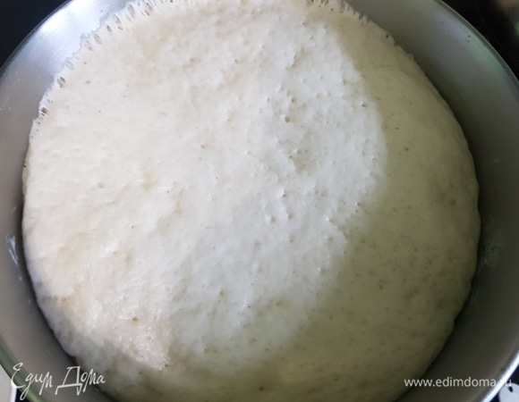 Тесто увеличилось в объеме. Обмять его, разделить на 2 части.