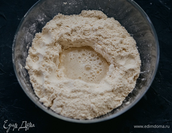 Делаем ямку и наливаем туда 150 мл теплой воды.