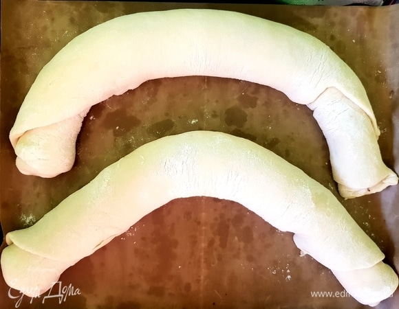 Свернуть рулет по узкой стороне и оставить на 20 минут в теплом месте.