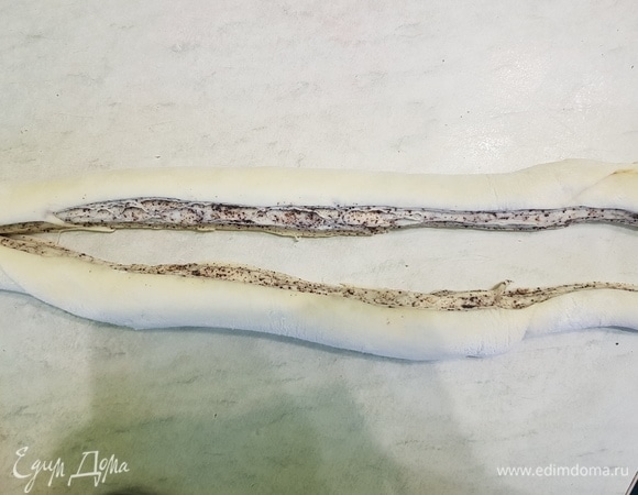 Каждый рулет разрезать вдоль.