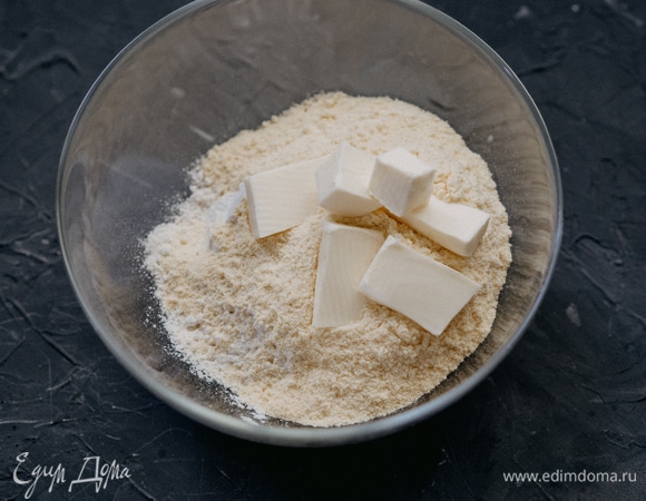 Для начала приготовим кукурузные тортильи. Кладем в миску кукурузную и пшеничную муку (муку просеивать не нужно), масло, соль и перемешиваем все руками до состояния однородной крошки.