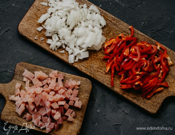 Пока стоит тесто, приготовьте начинку. Нарежьте филе индейки небольшими кусочками, лук — мелкими кубиками, перец  — соломкой.