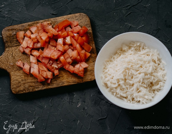 Помидоры нарезать кубиками, а сыр натереть на крупной терке. Замороженную кукурузу в зернах отварить в кипятке 15 минут.