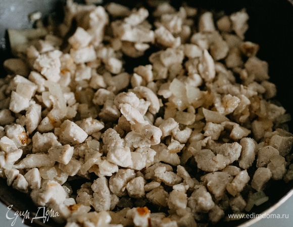 Налить в сковороду немного оливкового масла, я использовала специальное термостабильное. Выкладываем индейку и тушим до готовности. Убираем со сковороды.