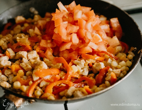Добавляем в сковороду помидор, перемешиваем и тушим 1 минуту. Отставляем сковороду с плиты. Начинка готова.