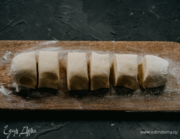 Теперь нам необходимо разделить тесто на одинаковые кусочки — будущие тортильи. Я делаю тонкие тортильи на сковороде диаметром 17 см, их получилось 8 шт.