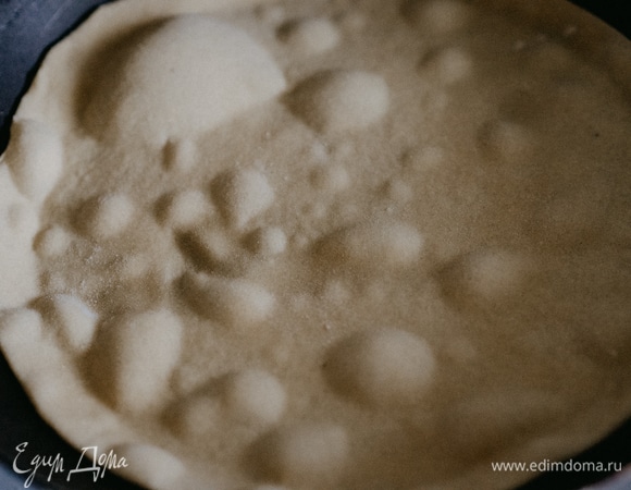 Раскатанную лепешку аккуратно перекладываем на хорошо разогретую плоскую сковороду без масла. Жарим на почти максимальной мощности плиты. Когда тортилья станет непрозрачной и начнет пузыриться, переворачиваем ее на другую сторону.