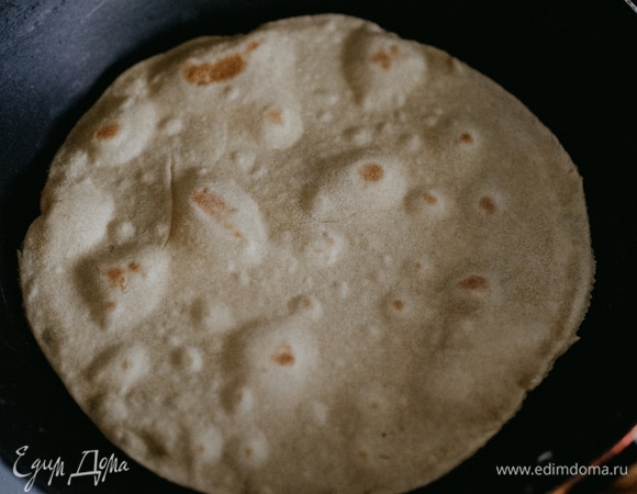 Обжарка каждой стороны заняла примерно по 30–40 секунд. Важно не пересушить тортильи, иначе они будут очень хрупкими и будут ломаться при сворачивании.