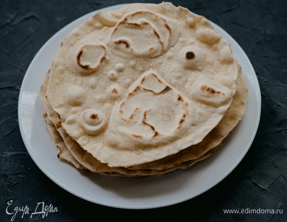 Кукурузные тортильи складываем на тарелку друг на друга, так они немного размягчатся. Тортильи готовы.