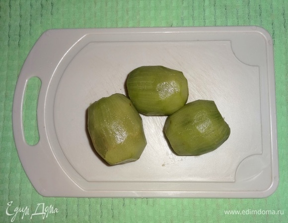 Киви очистить от кожуры.