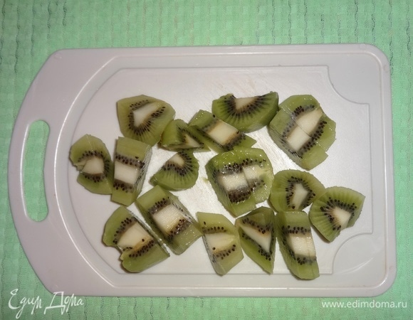 Киви нарезать кусочками среднего размера.