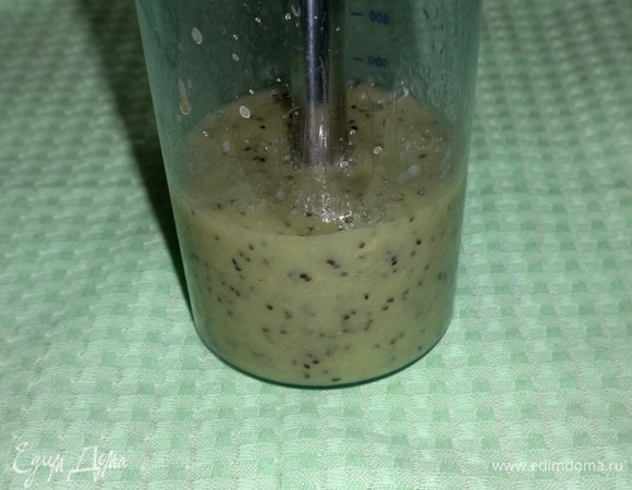 Кусочки киви положить в стакан, добавить мед, измельчить блендером.