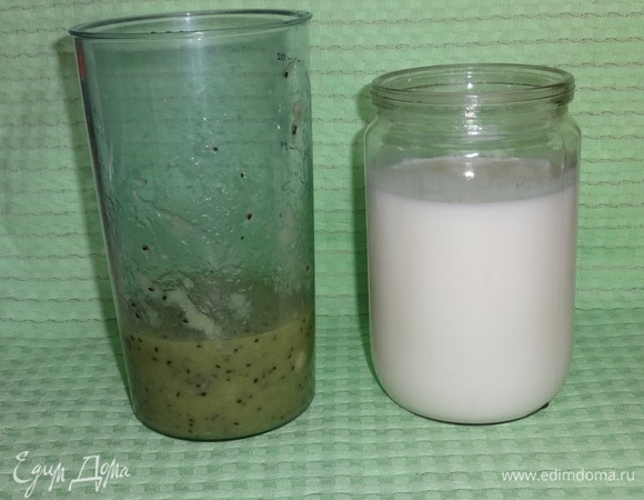 Соединить пюре из киви и кефир, взбить.