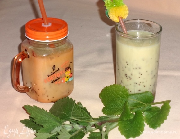 Разлить смузи по стаканам (или баночкам) и подать к столу. У меня баночка оранжевая, поэтому и смузи кажется оранжевым. Угощайтесь! Приятного аппетита!