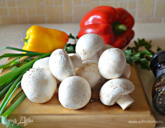 Помойте и подготовьте овощи, зелень и грибы. Понадобятся совсем небольшие пучки зеленого лука и петрушки.