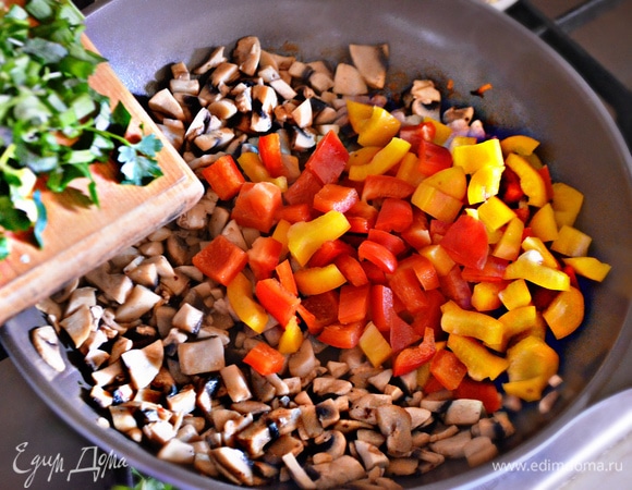 Половинки красного, желтого перца и грибы нарежьте мелкими кубиками. Зелень мелко порубите. На растительном масле в течение 5 минут обжарьте шампиньоны, затем добавьте перец и потушите еще 3–4 мин. Посолите, поперчите по вкусу, добавьте зелень и перемешайте. Начинку слегка остудите.