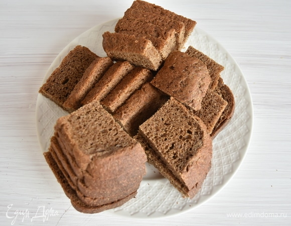 Для приготовления кваса потребуется ржаной хлеб, который нужно нарезать произвольными кусочками.