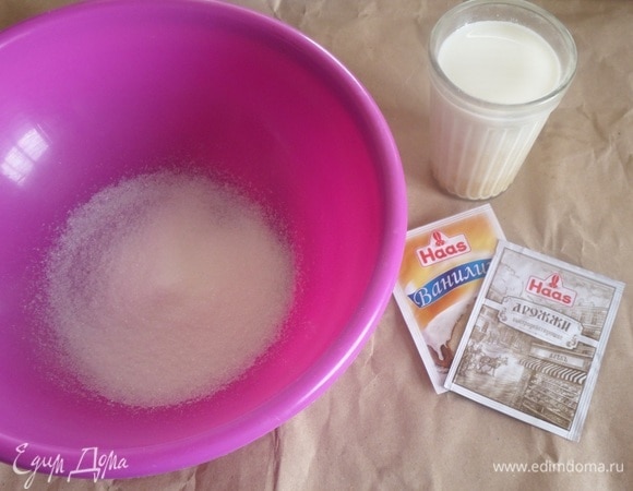 В глубокую чашку насыпаем сахар.