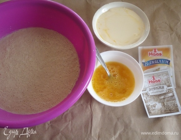 Добавляем в чашку теплое молоко и дрожжи Haas. Перемешиваем массу и оставляем на 5–7 минут. Яйца слегка взбиваем с солью. Масло растапливаем и остужаем.