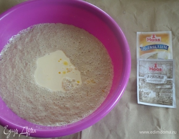 В чашку с молочно–дрожжевой смесью добавляем взбитые яйца и растопленное сливочное масло. Перемешиваем.