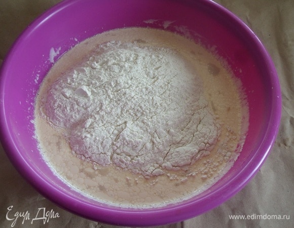 Добавляем в чашку 500 г просеяной муки. Перемешиваем.