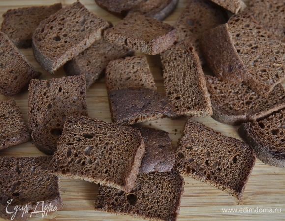 В течение получаса подсушить хлеб в духовке, разогретой до 180°C, однократно перевернув. Следите, чтобы хлеб не подгорел.