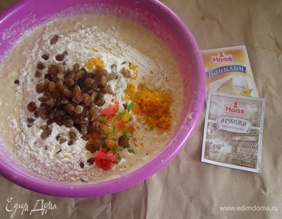 Затем добавляем оставшуюся муку, апельсиновую цедру, изюм и цукаты. Перемешиваем.